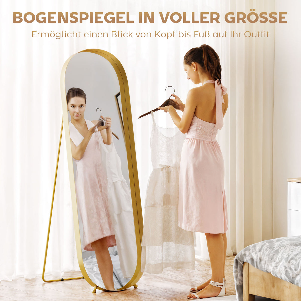 Ganzkörperspiegel mit goldfarbenem Bogenrahmen