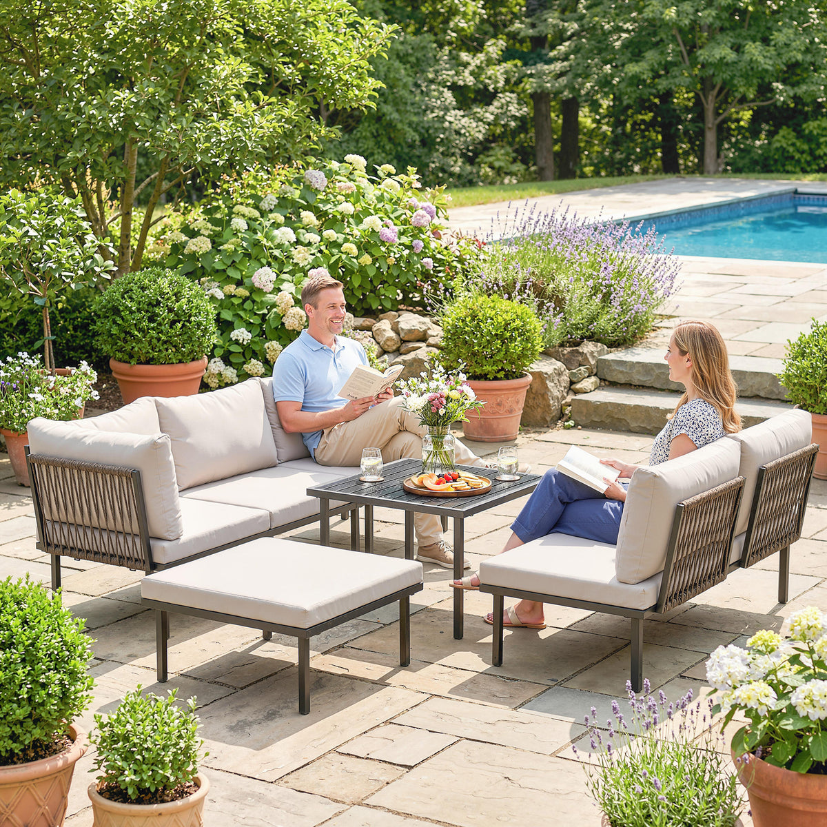 Sechsteiliges Gartenlounge-Set mit Metallrahmen