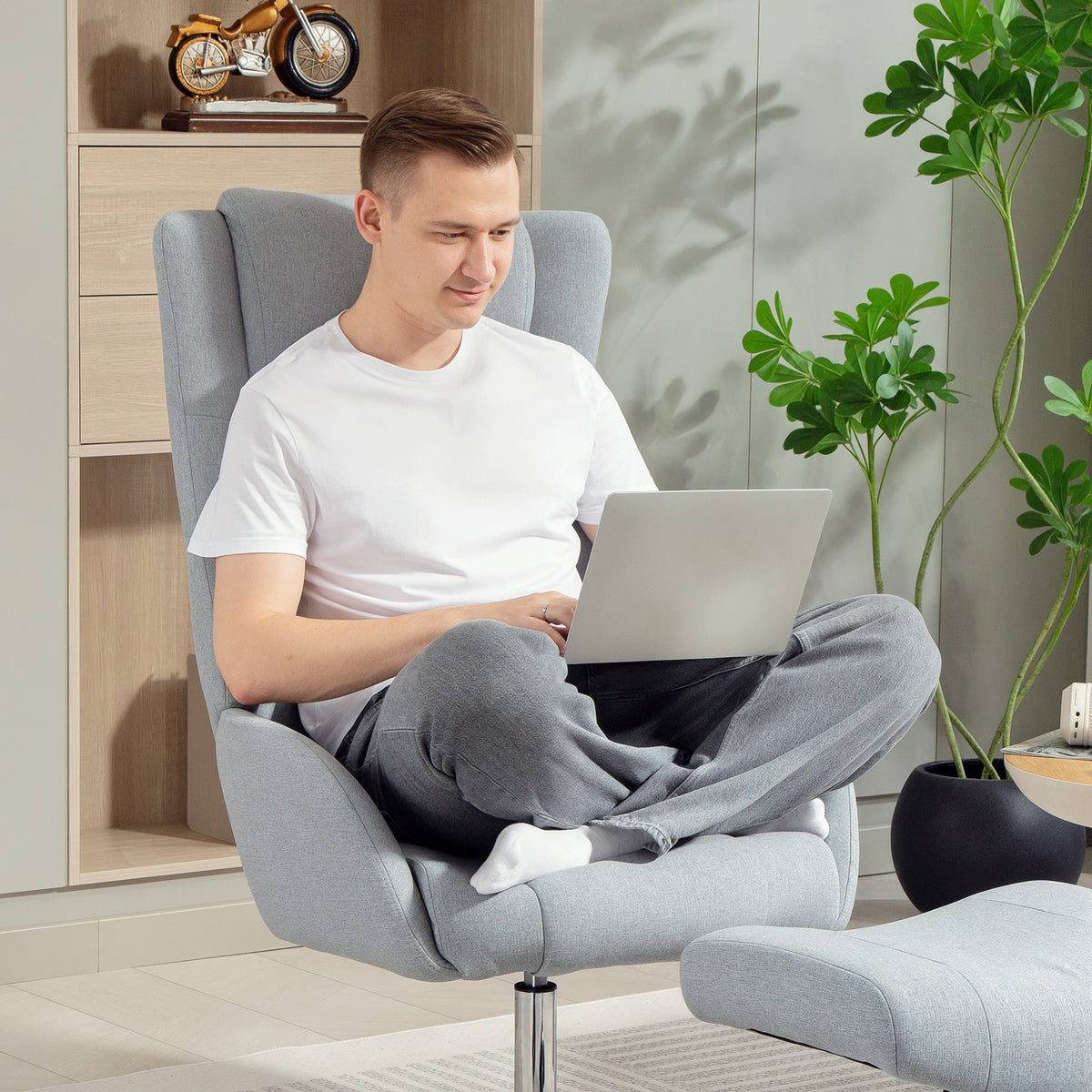 Drehbarer Relaxsessel mit Fußhocker