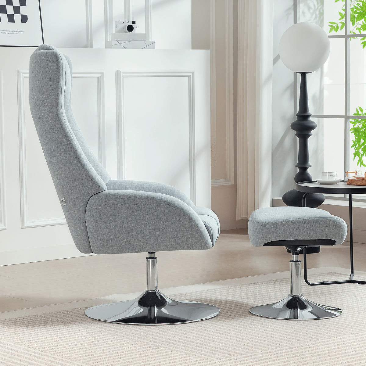 Drehbarer Relaxsessel mit Fußhocker