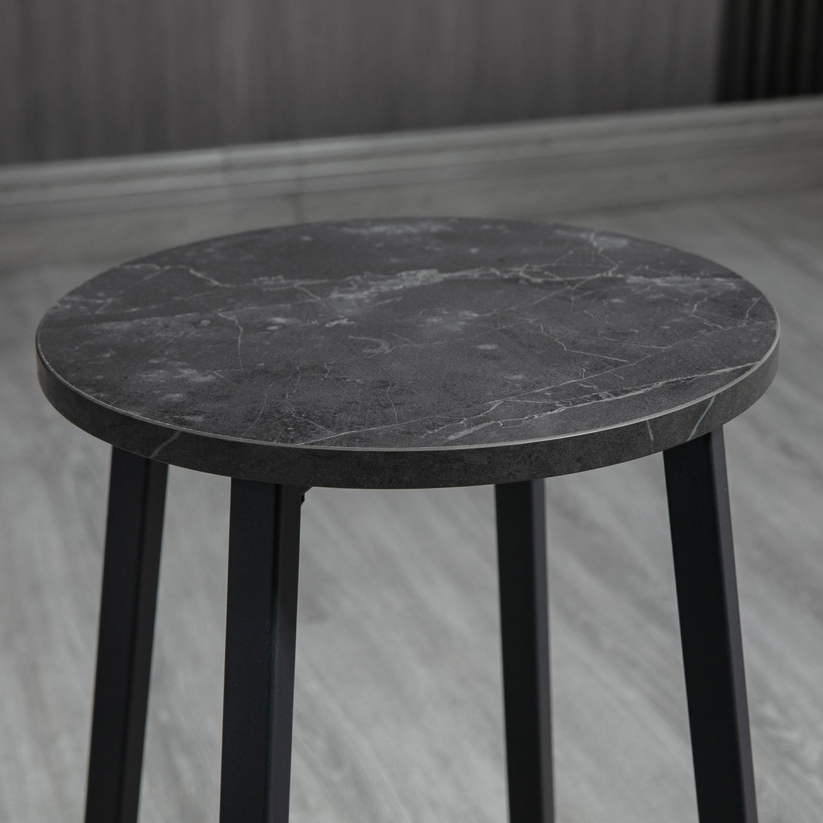 Bartisch-Set mit zwei Barhockern und Fußstützen