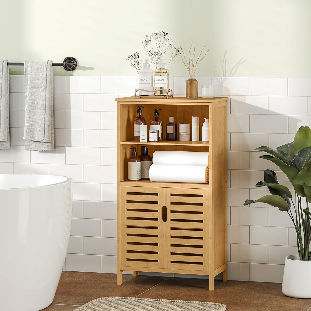 Badezimmerschrank aus Bambus mit Lamellentüren