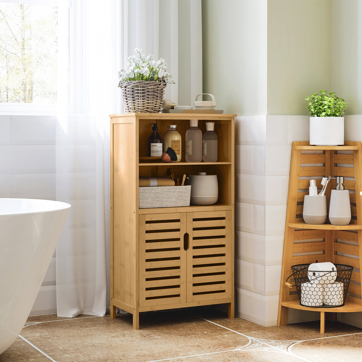 Badezimmerschrank aus Bambus mit Lamellentüren