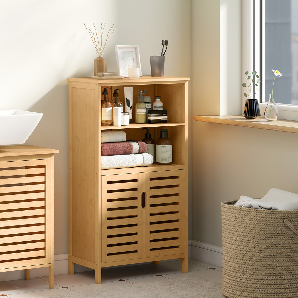 Badezimmerschrank aus Bambus mit Lamellentüren