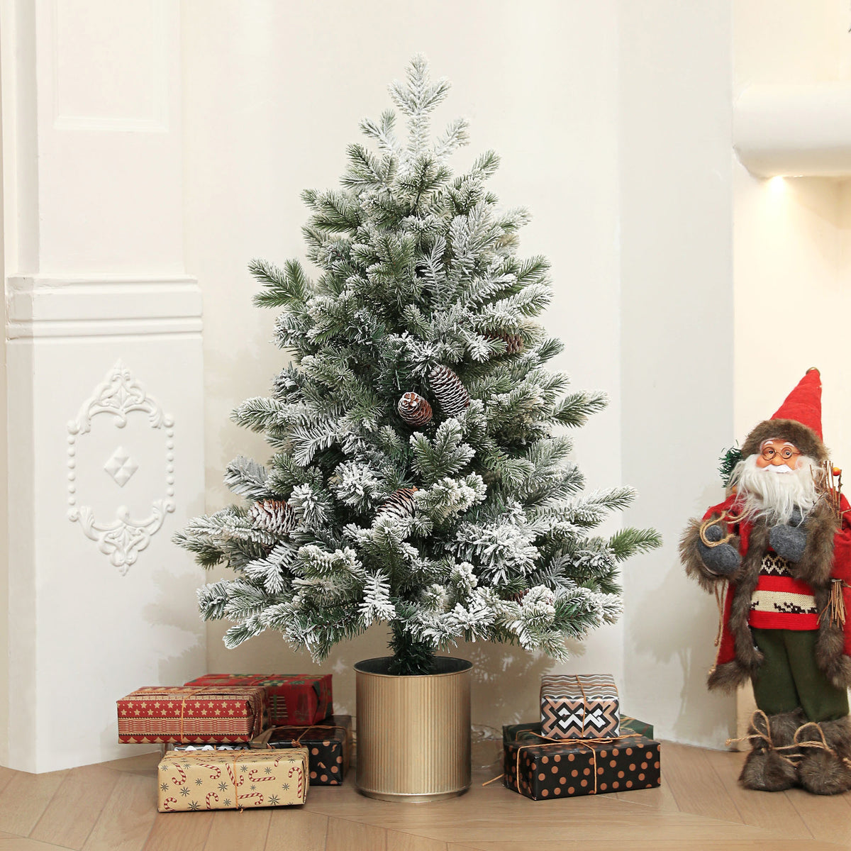 Künstlicher Weihnachtsbaum mit festlichen Details