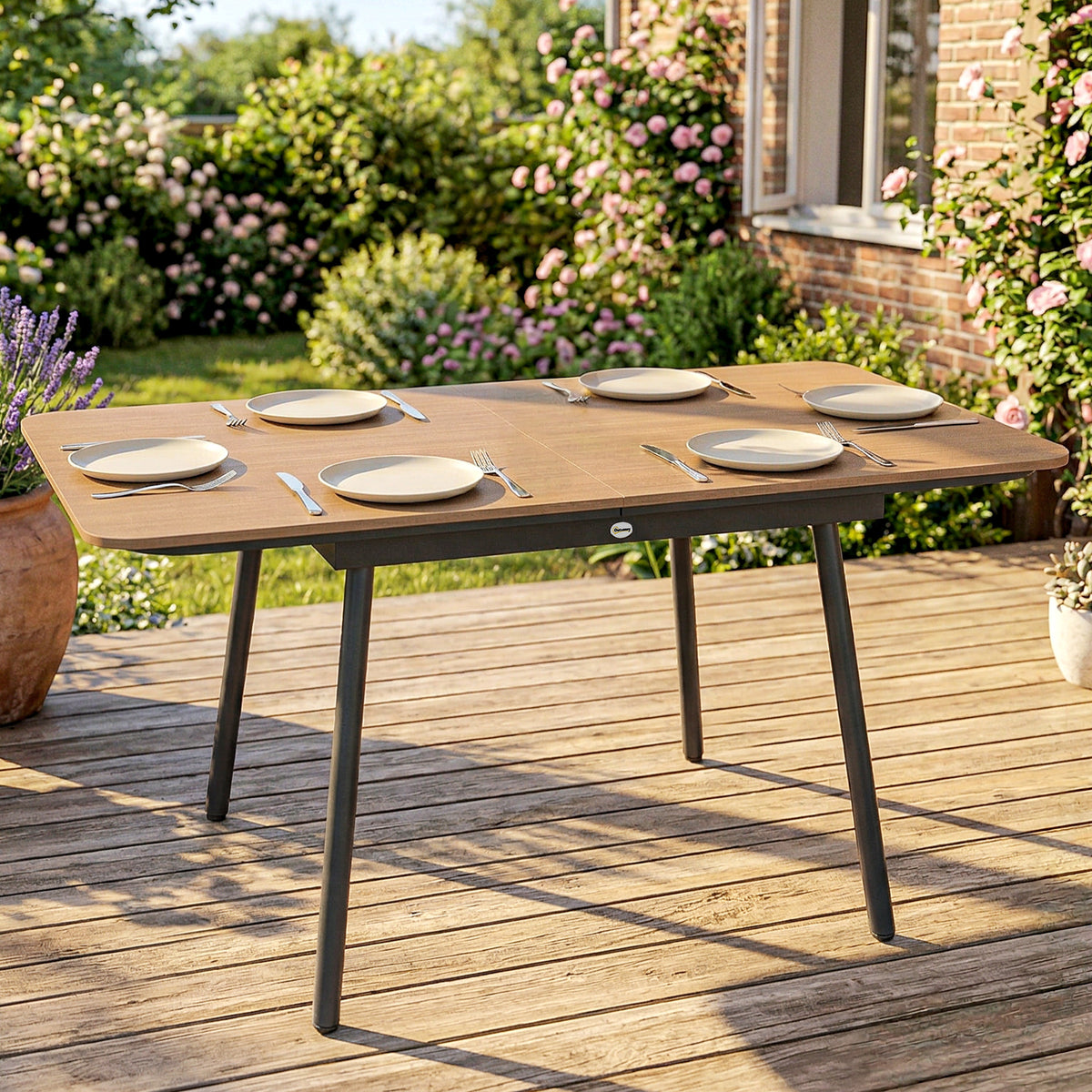 Gartentisch für sechs Personen mit WPC-Tischplatte