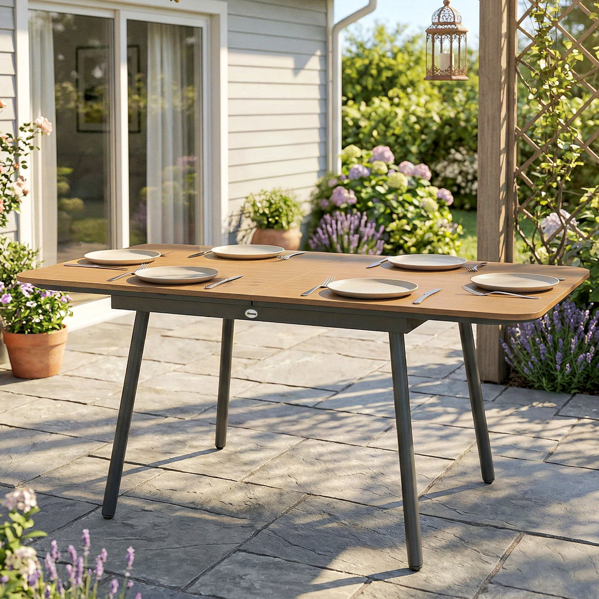 Gartentisch für sechs Personen mit WPC-Tischplatte