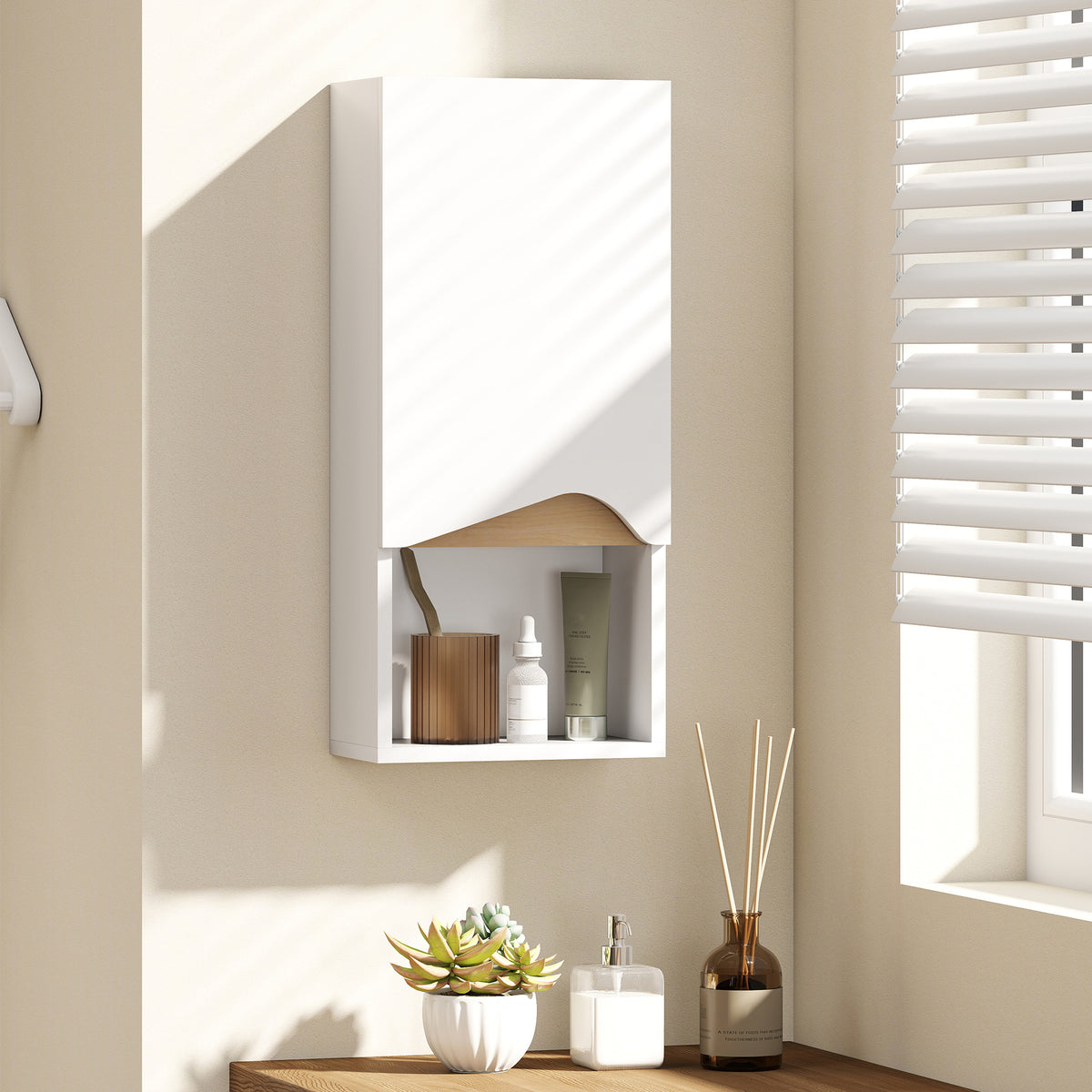Badezimmer-Wandschrank mit offenem Fach und Soft-Close