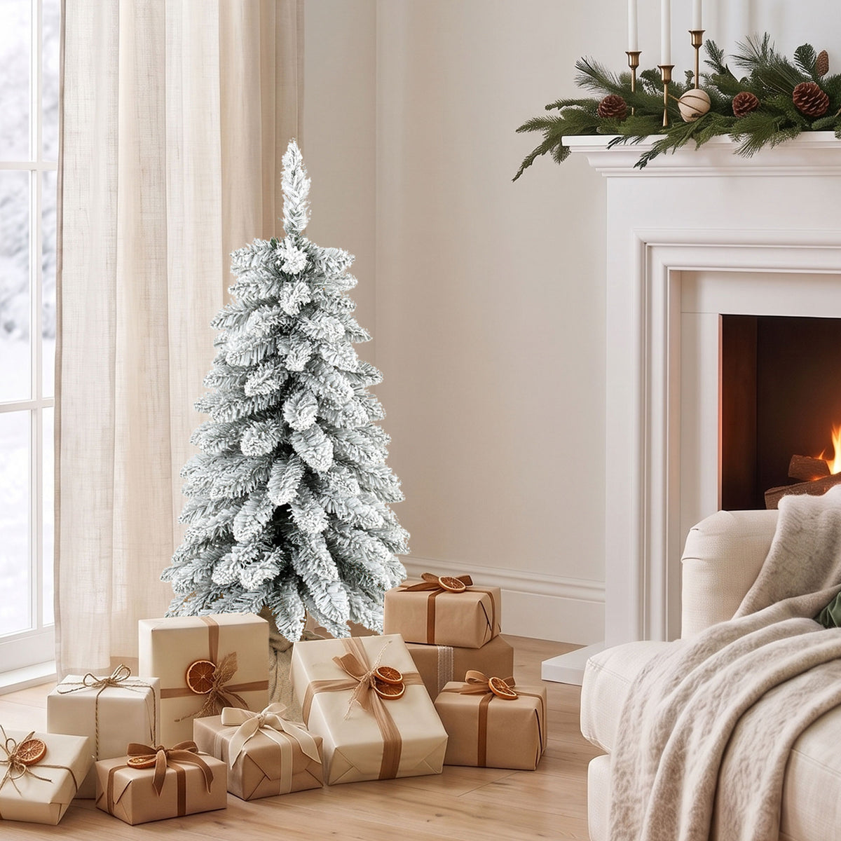 Schlanker künstlicher Weihnachtsbaum mit Schneeflocken
