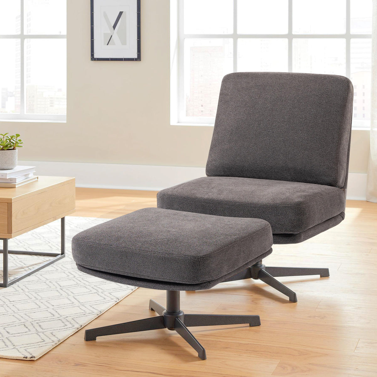 Drehbarer Sessel mit Hocker in Leinenoptik