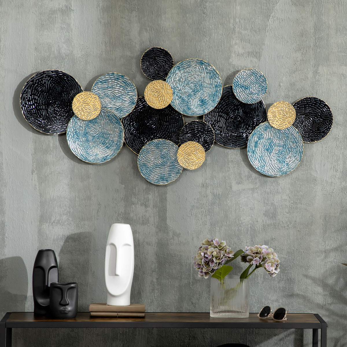 Metall-Wanddekoration mit abstrakten Kreismotiven