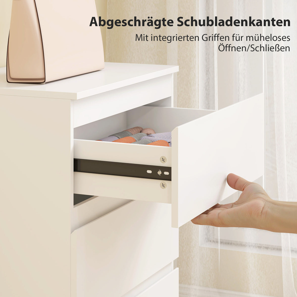 Weiße Kommode mit drei Schubladen