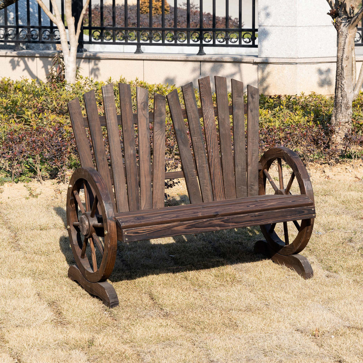 Gartenbank aus Tannenholz mit Wagenrad-Armlehnen
