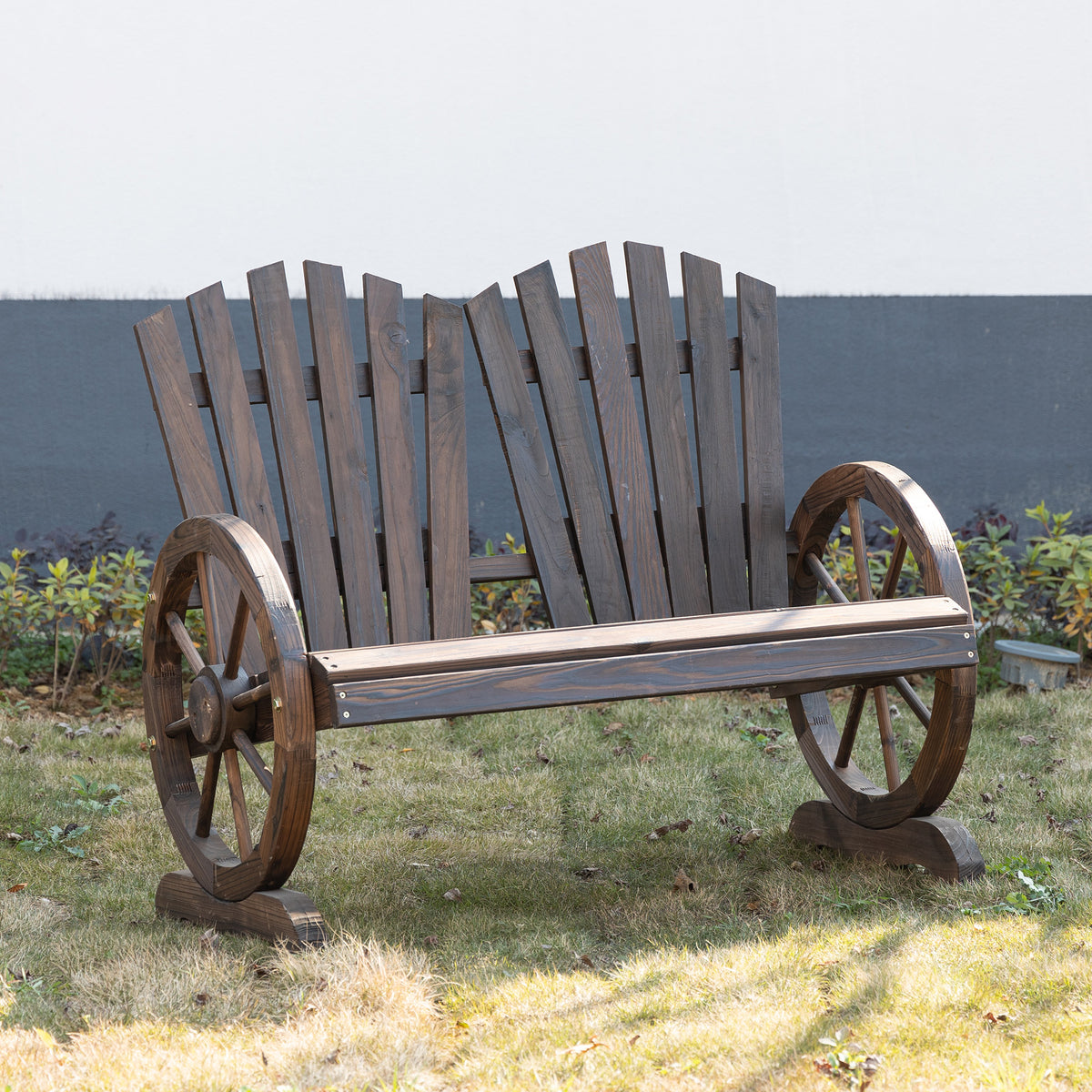 Gartenbank aus Tannenholz mit Wagenrad-Armlehnen
