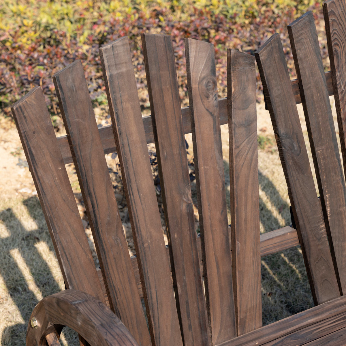 Gartenbank aus Tannenholz mit Wagenrad-Armlehnen