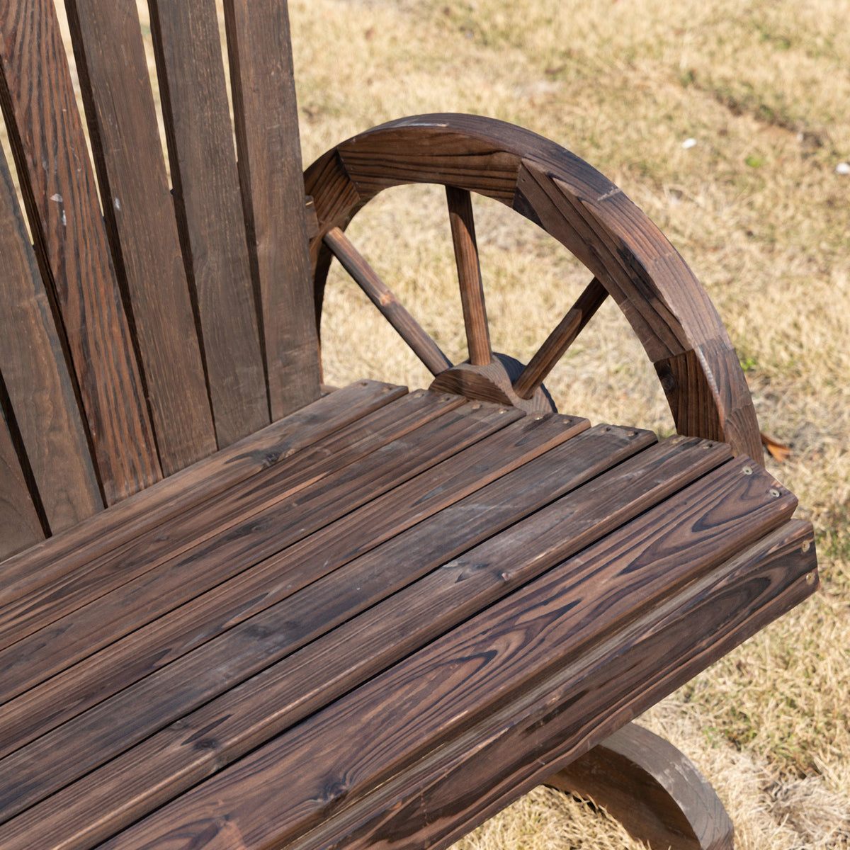 Gartenbank aus Tannenholz mit Wagenrad-Armlehnen