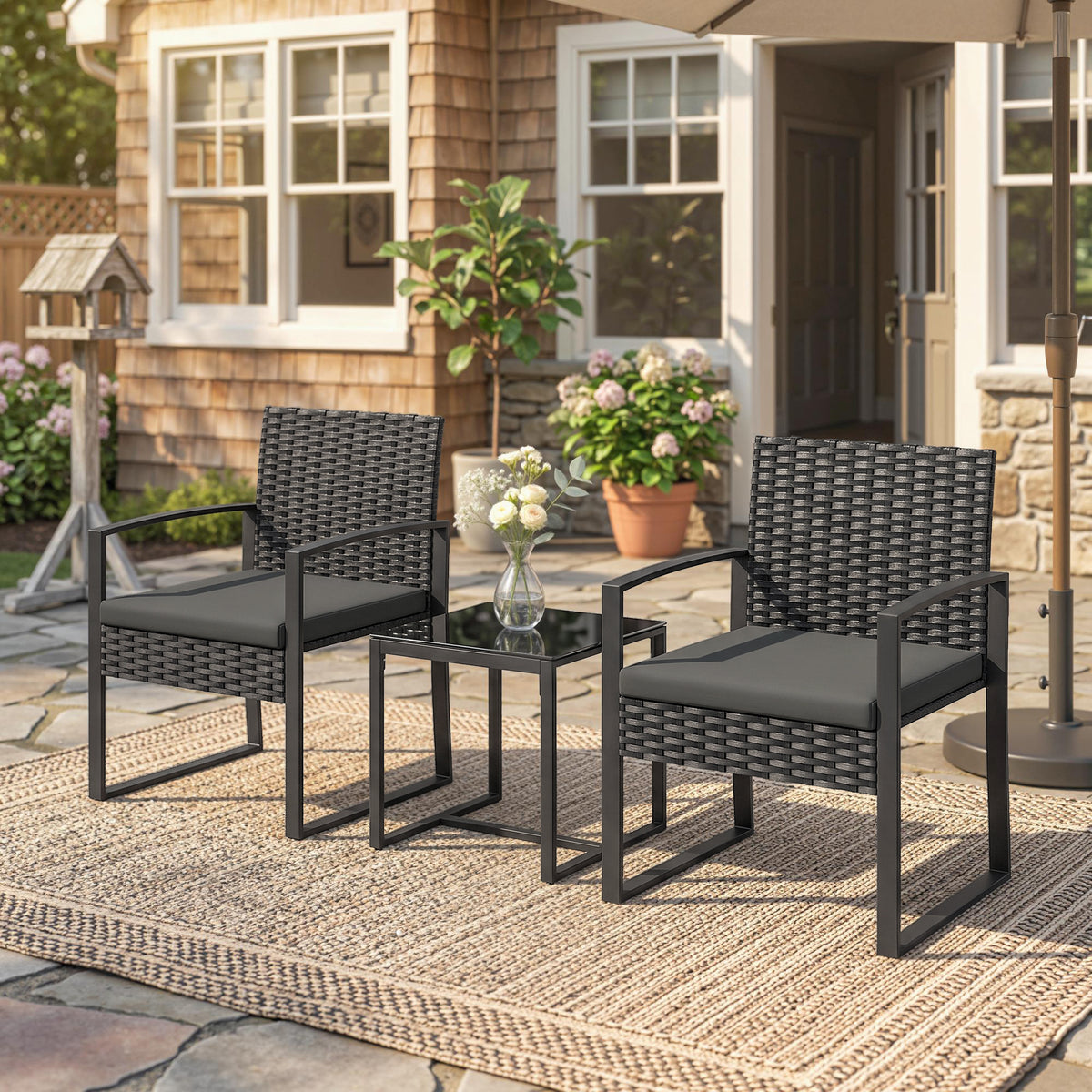 3-teiliges Rattan-Bistroset mit zwei Stühlen