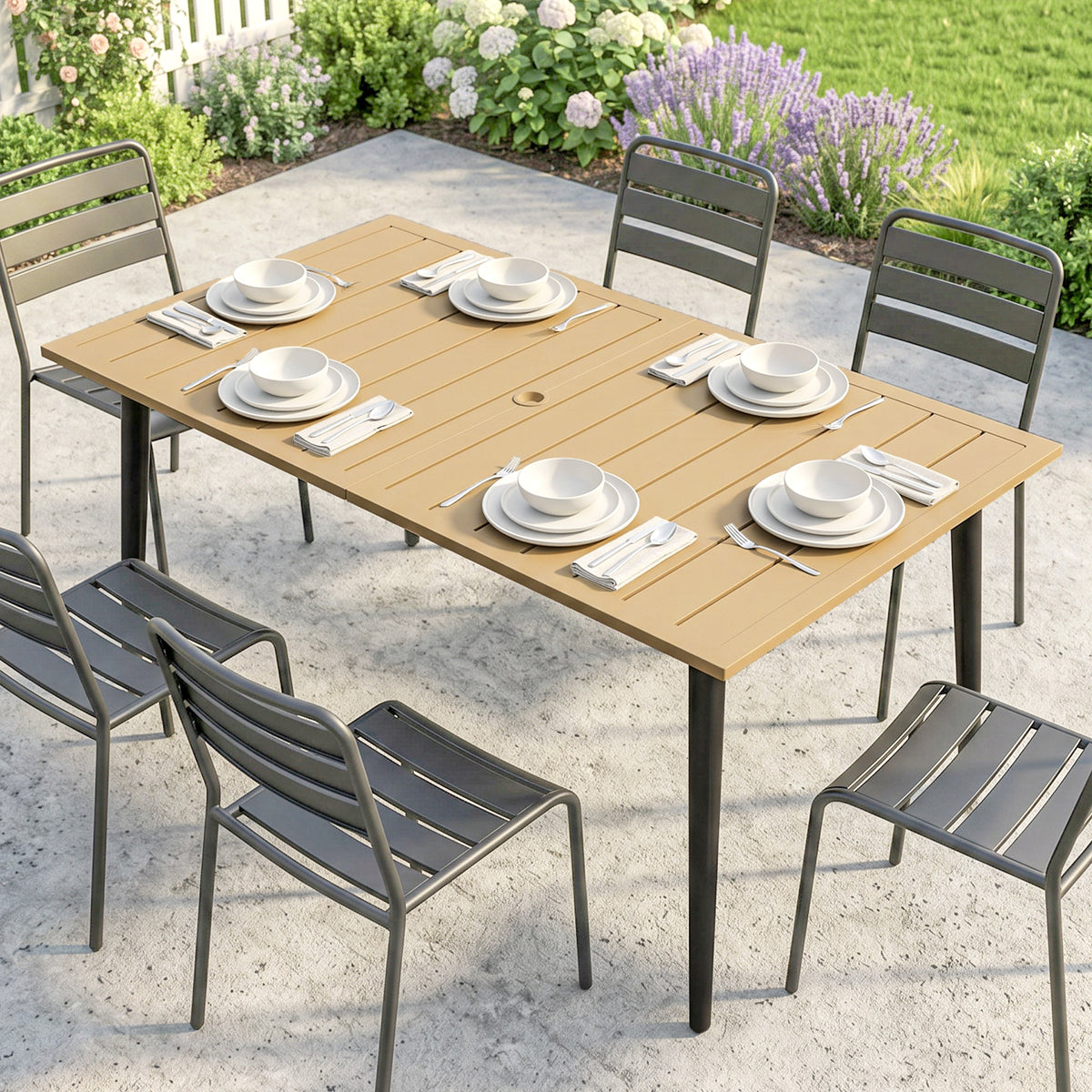 Gartentisch aus Metall mit Schirmloch