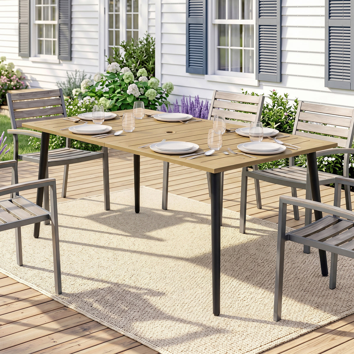 Gartentisch aus Metall mit Schirmloch