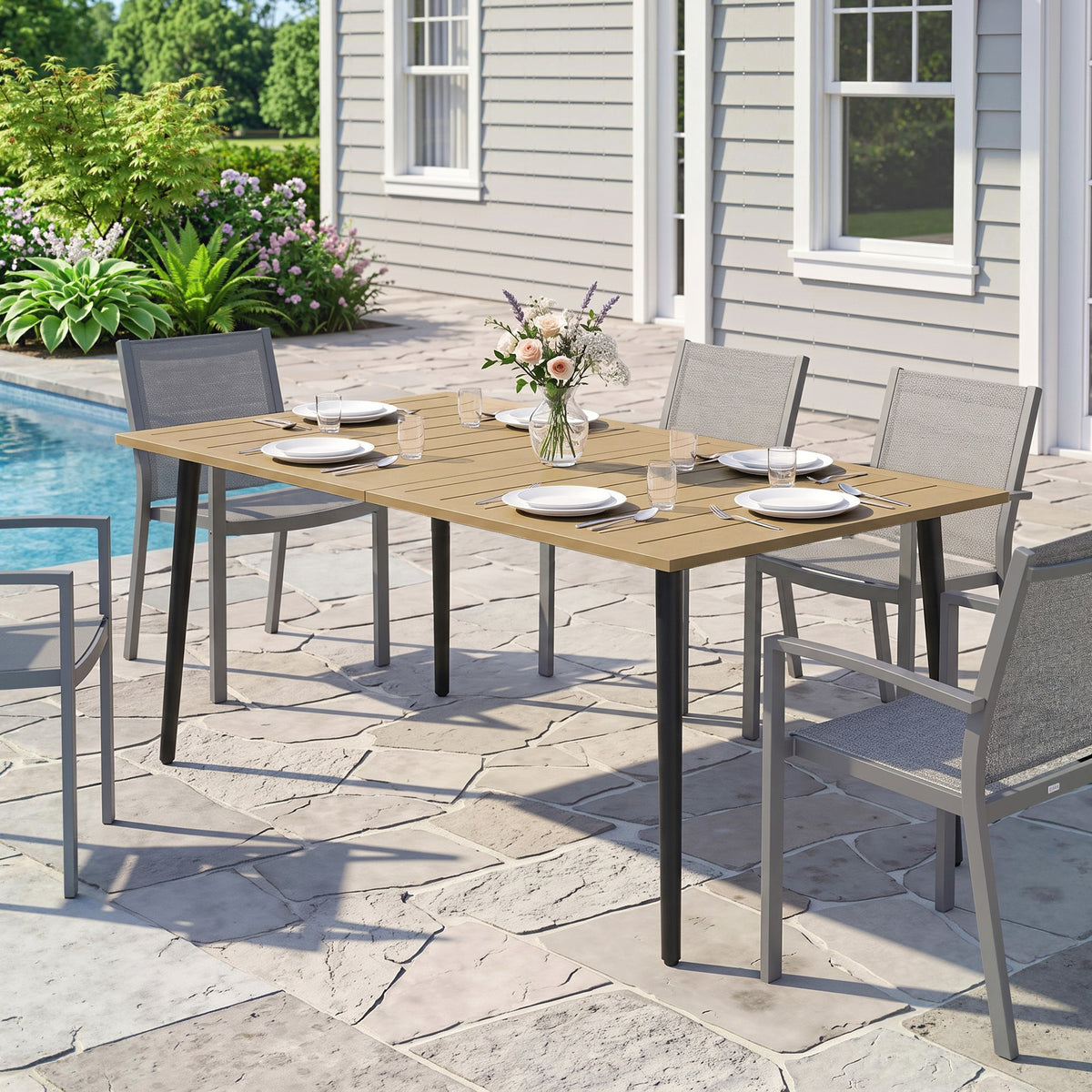 Gartentisch aus Metall mit Schirmloch