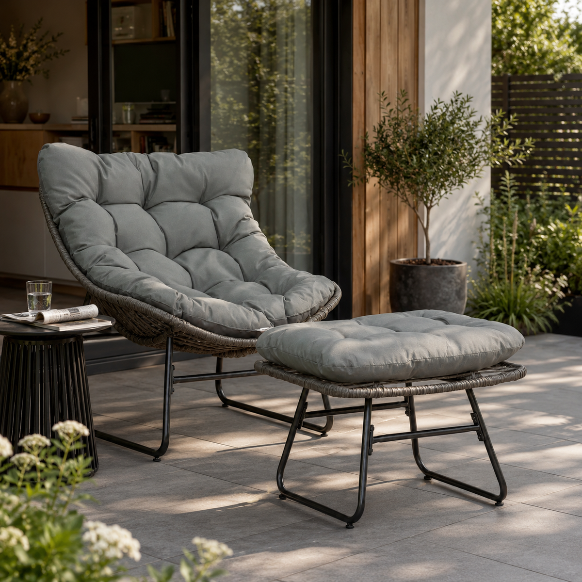 Rattan-Relaxsessel mit Fußhocker und Kissen