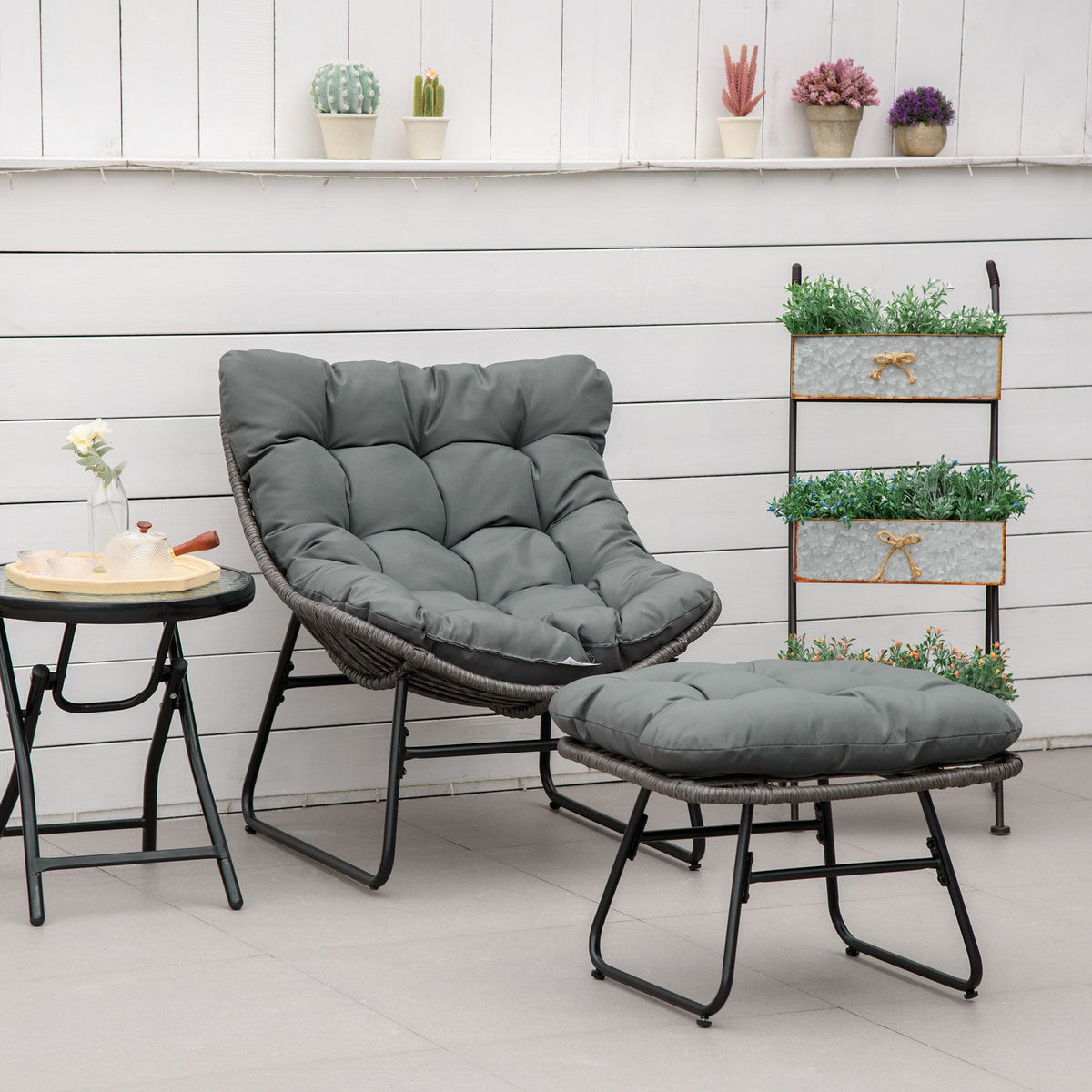 Rattan-Relaxsessel mit Fußhocker und Kissen