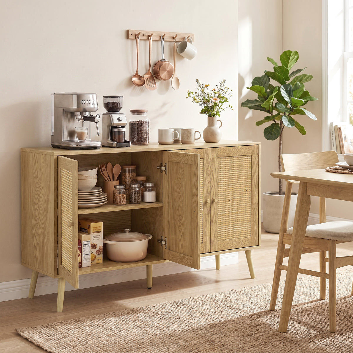 Sideboard mit Rattantüren und verstellbaren Einlegeböden