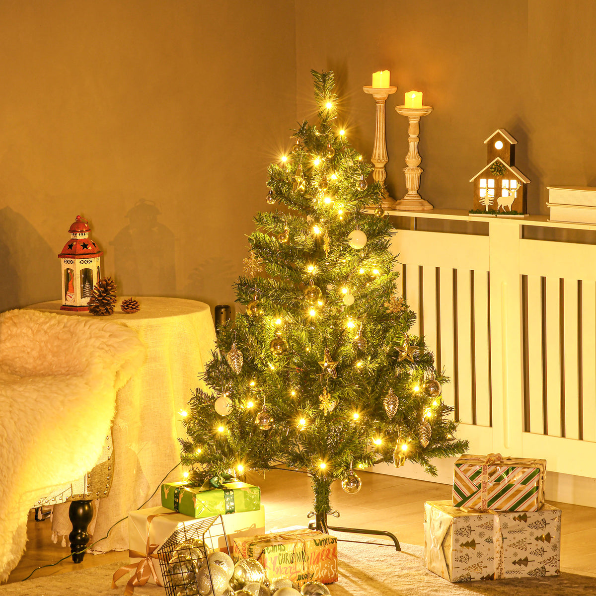Künstlicher Weihnachtsbaum mit LED-Lichterkette und Schmuck