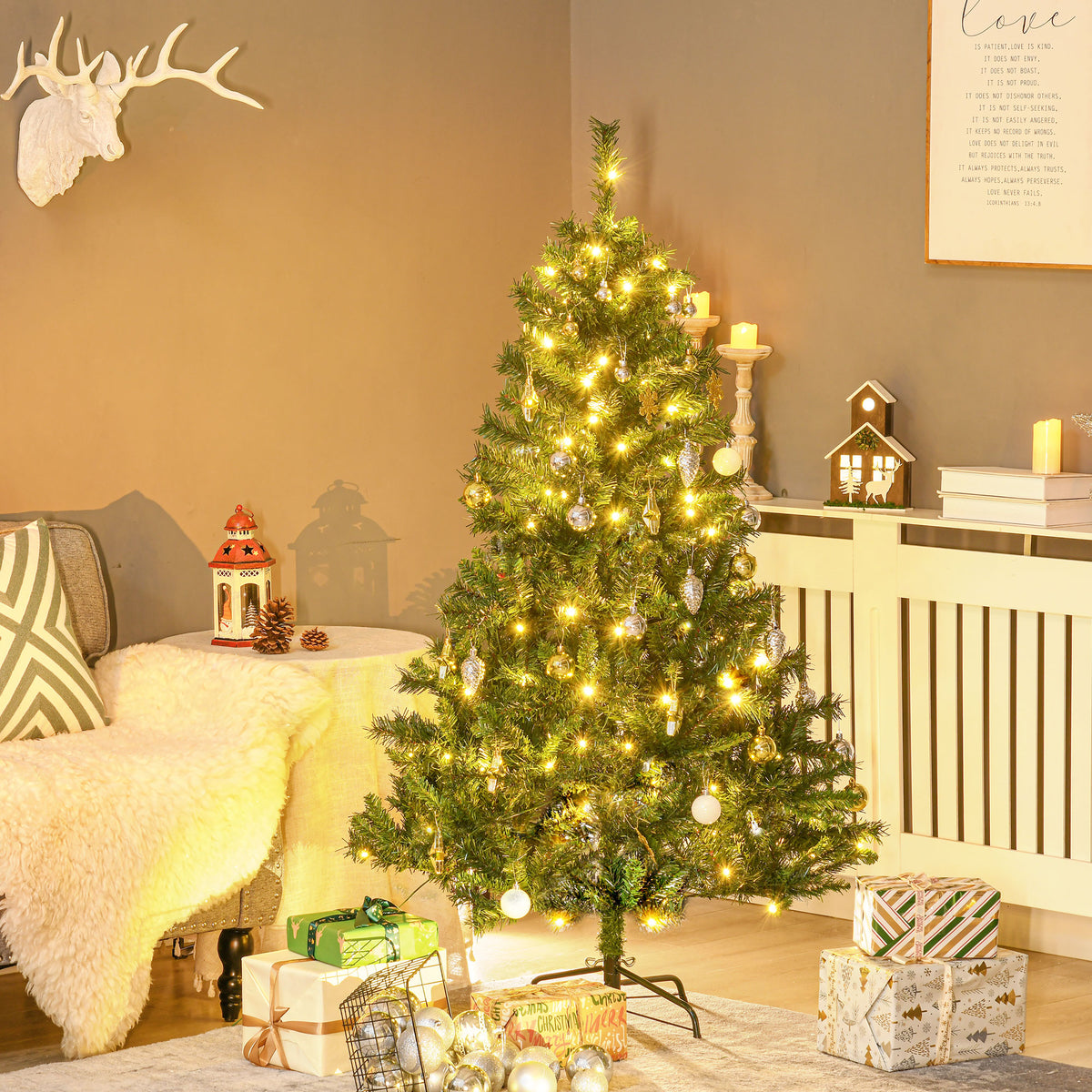 Künstlicher Weihnachtsbaum mit LED-Lichterkette und Schmuck