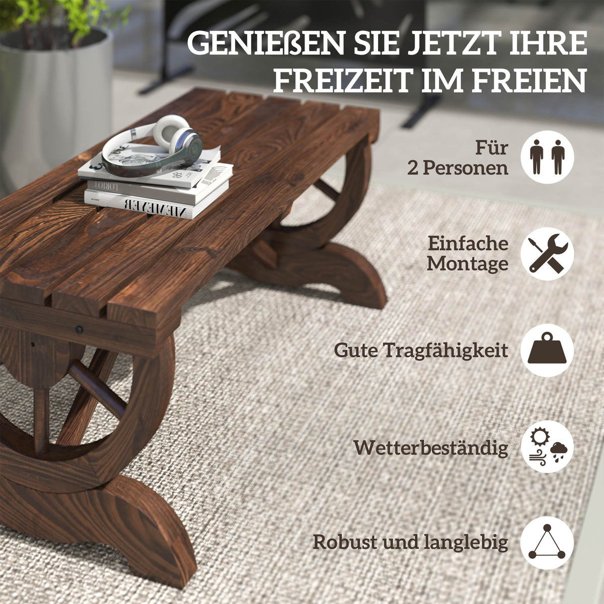Rustikale Gartenbank aus Tannenholz mit Wagenrad-Beinen