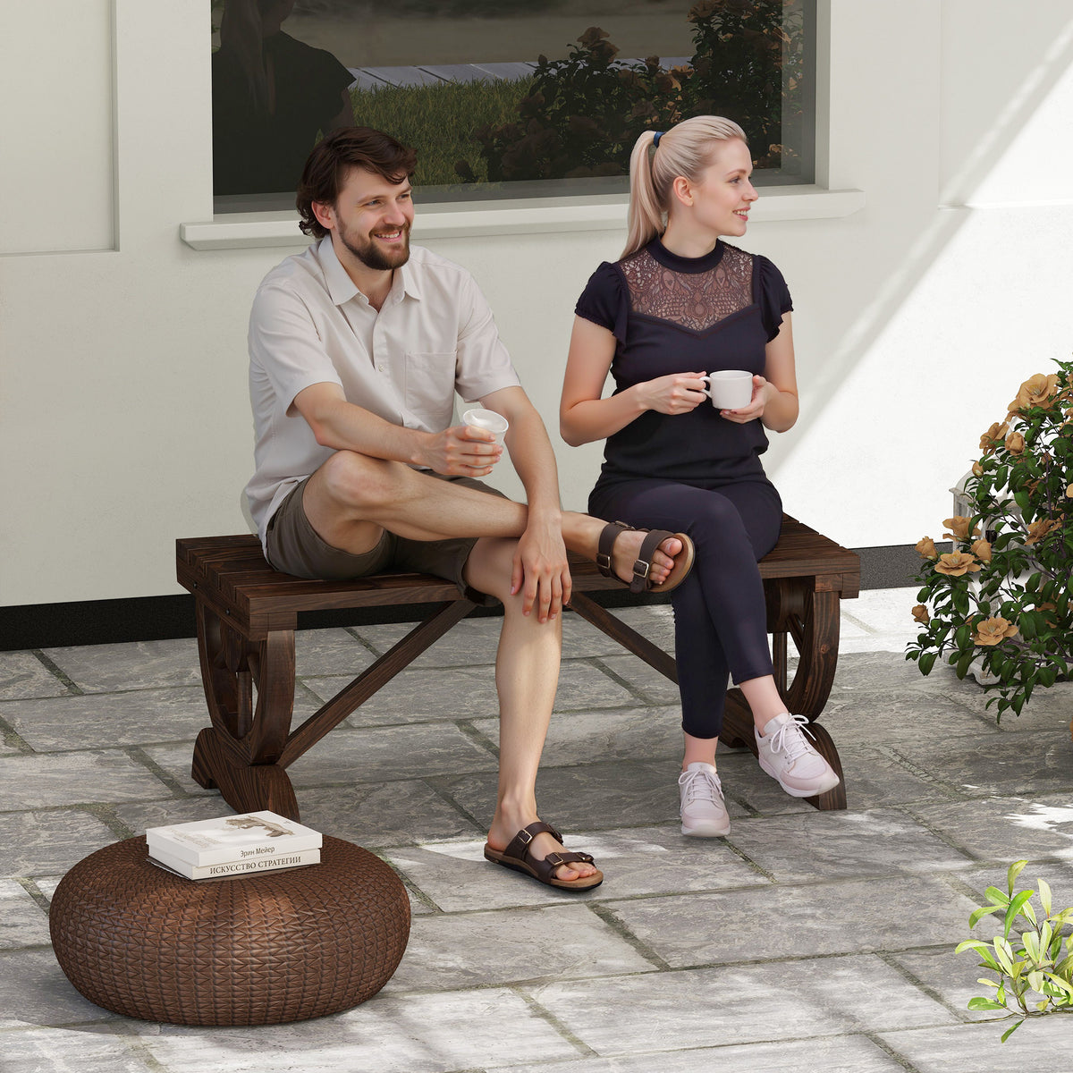 Rustikale Gartenbank aus Tannenholz mit Wagenrad-Beinen