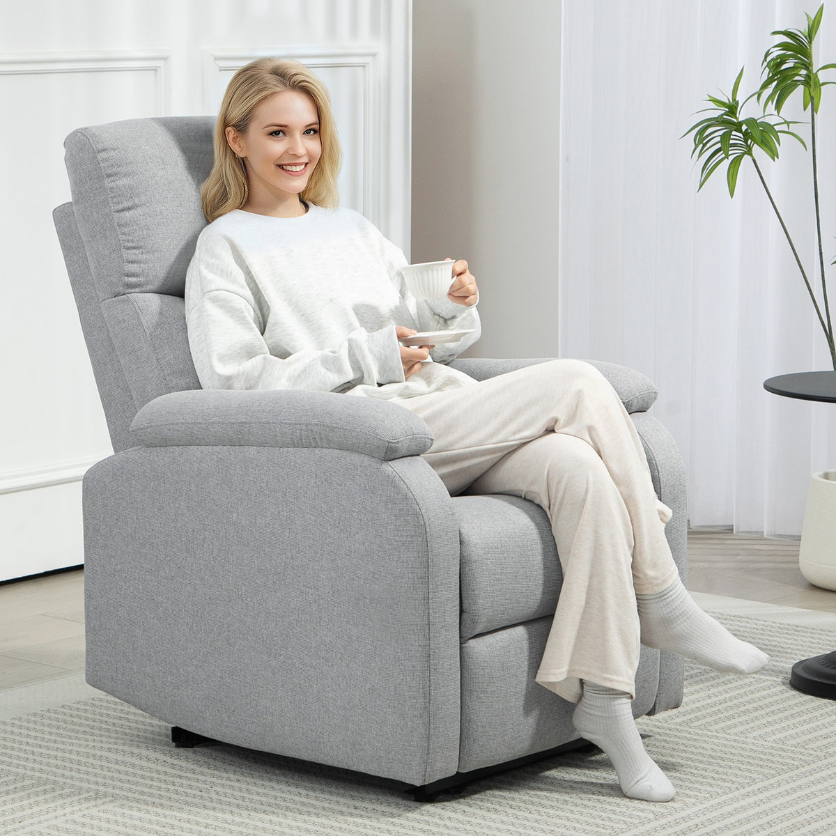 Relaxsessel mit verstellbarer Rückenlehne und Fußstütze