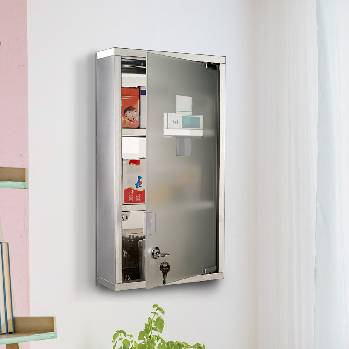 Medizinschrank mit drei Fächern und Kreuzsymbol