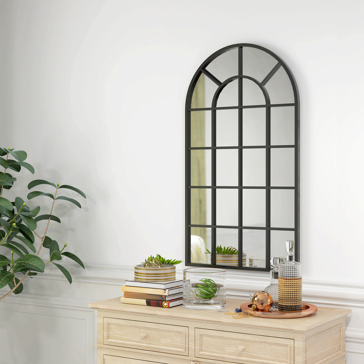Bogenförmiger Wandspiegel mit Fensteroptik und Metallrahmen