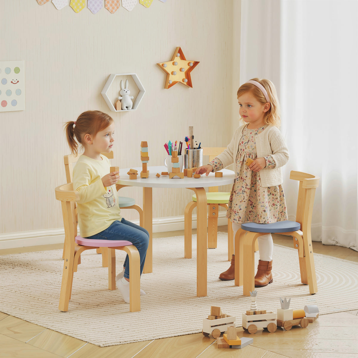 Kindersitzgruppe aus Holz mit Tisch und 4 Stühlen
