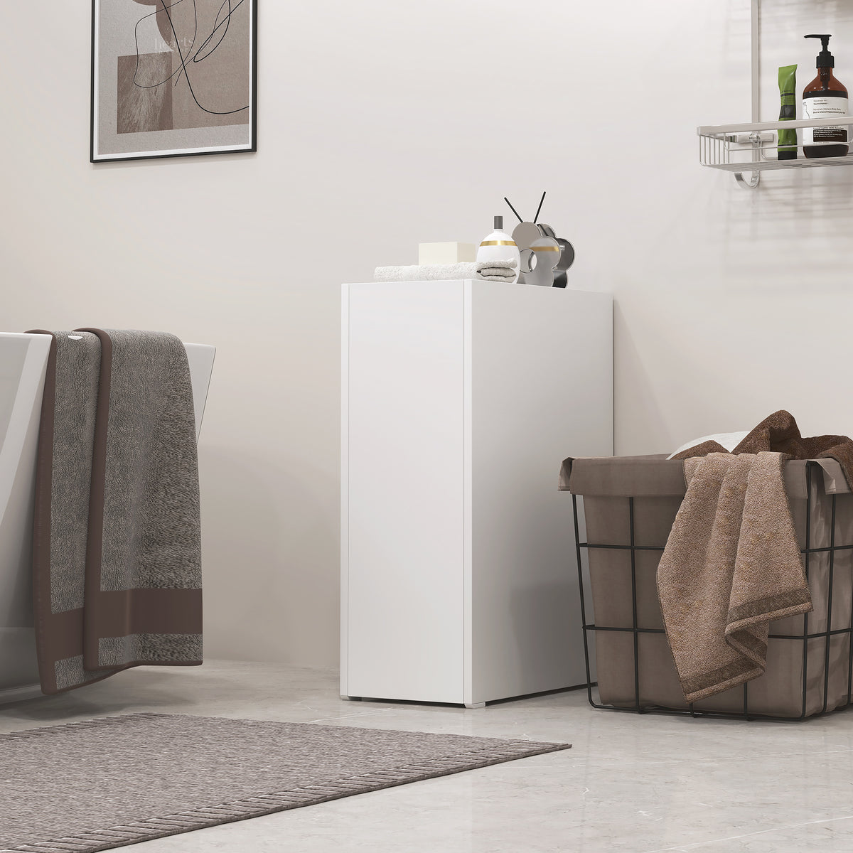 Schmaler Badezimmerschrank mit vier Ebenen