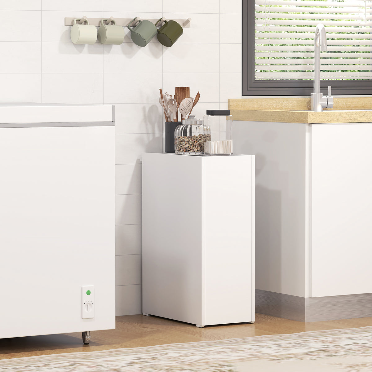 Schmaler Badezimmerschrank mit vier Ebenen