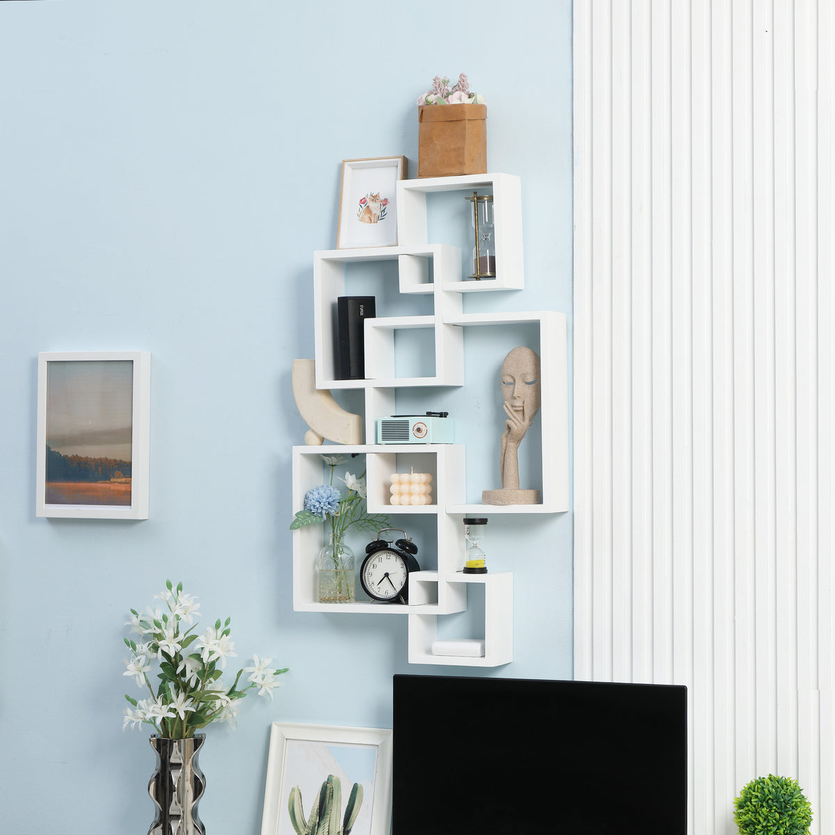 Wandregal aus Tannenholz mit fünf Würfeln