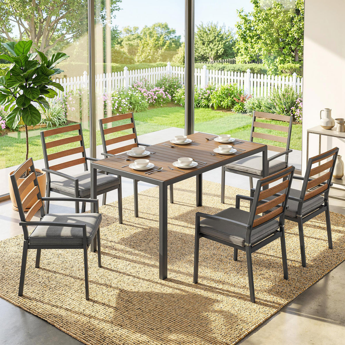 Gartenmöbelset mit Tisch, sechs Stühlen und Kissen