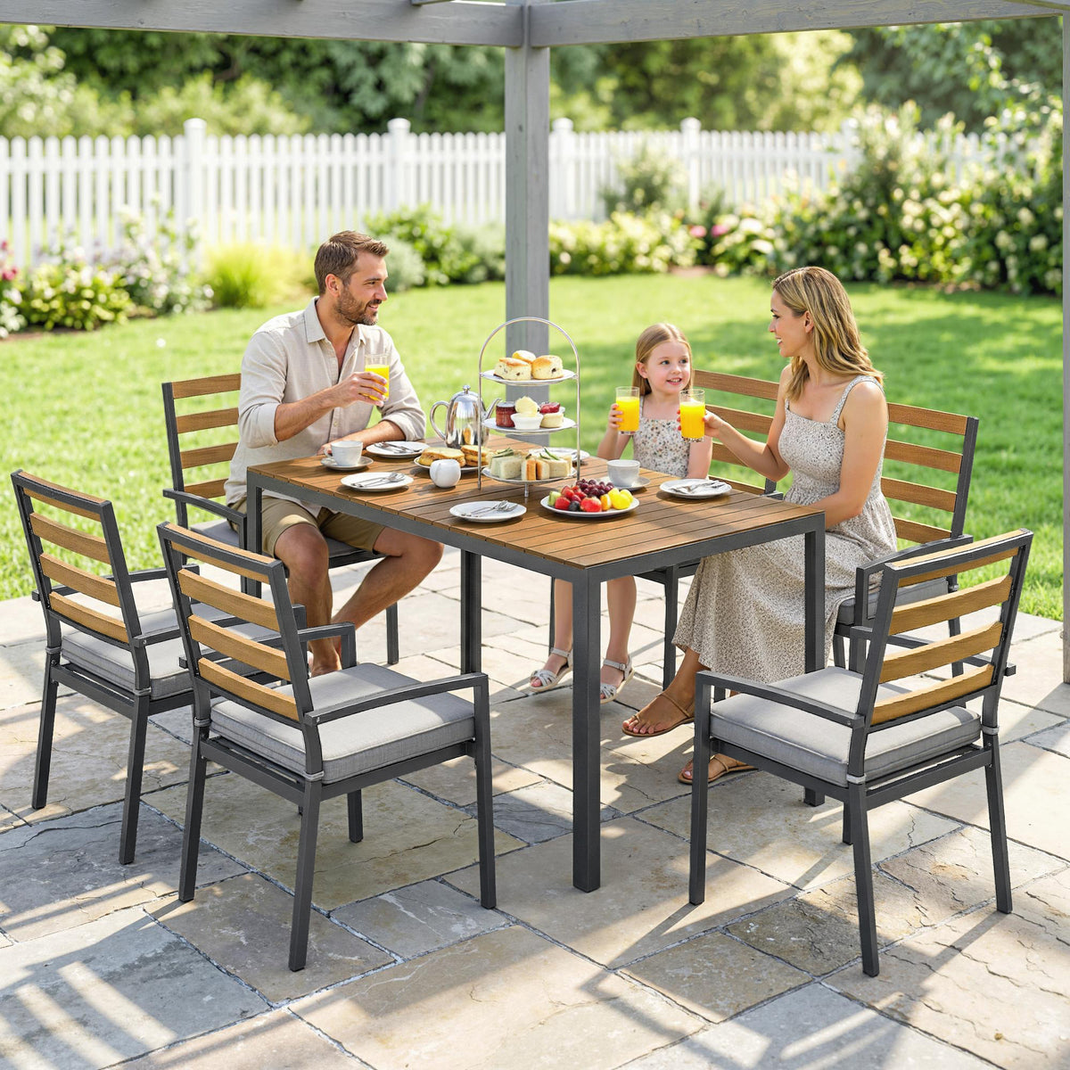 Gartenmöbelset mit Tisch, sechs Stühlen und Kissen