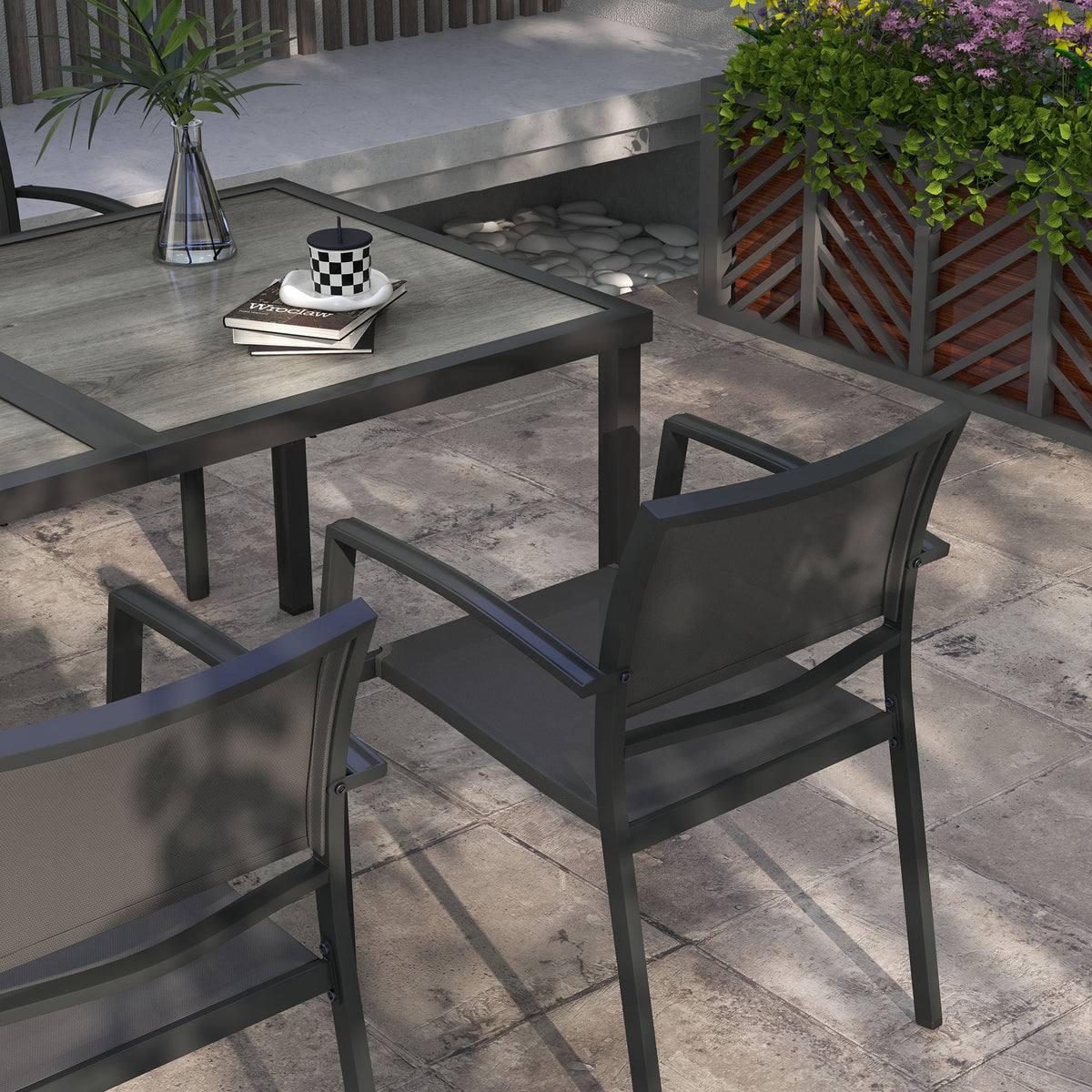 Gartenmöbel-Set mit Tisch und vier Stühlen