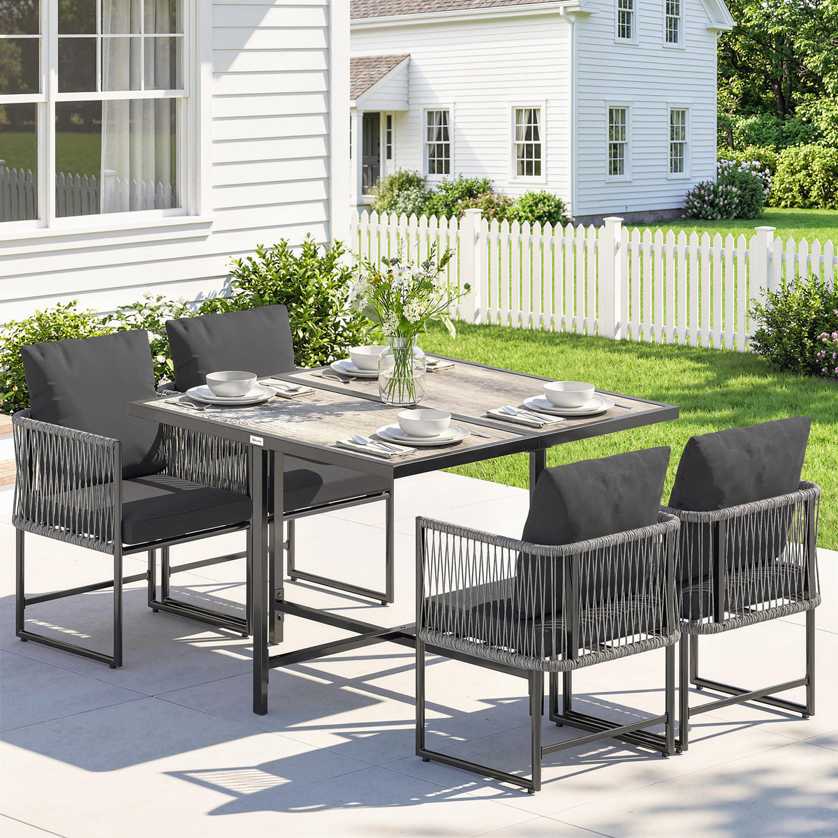 Gartenmöbel-Set mit Tisch und vier Stühlen