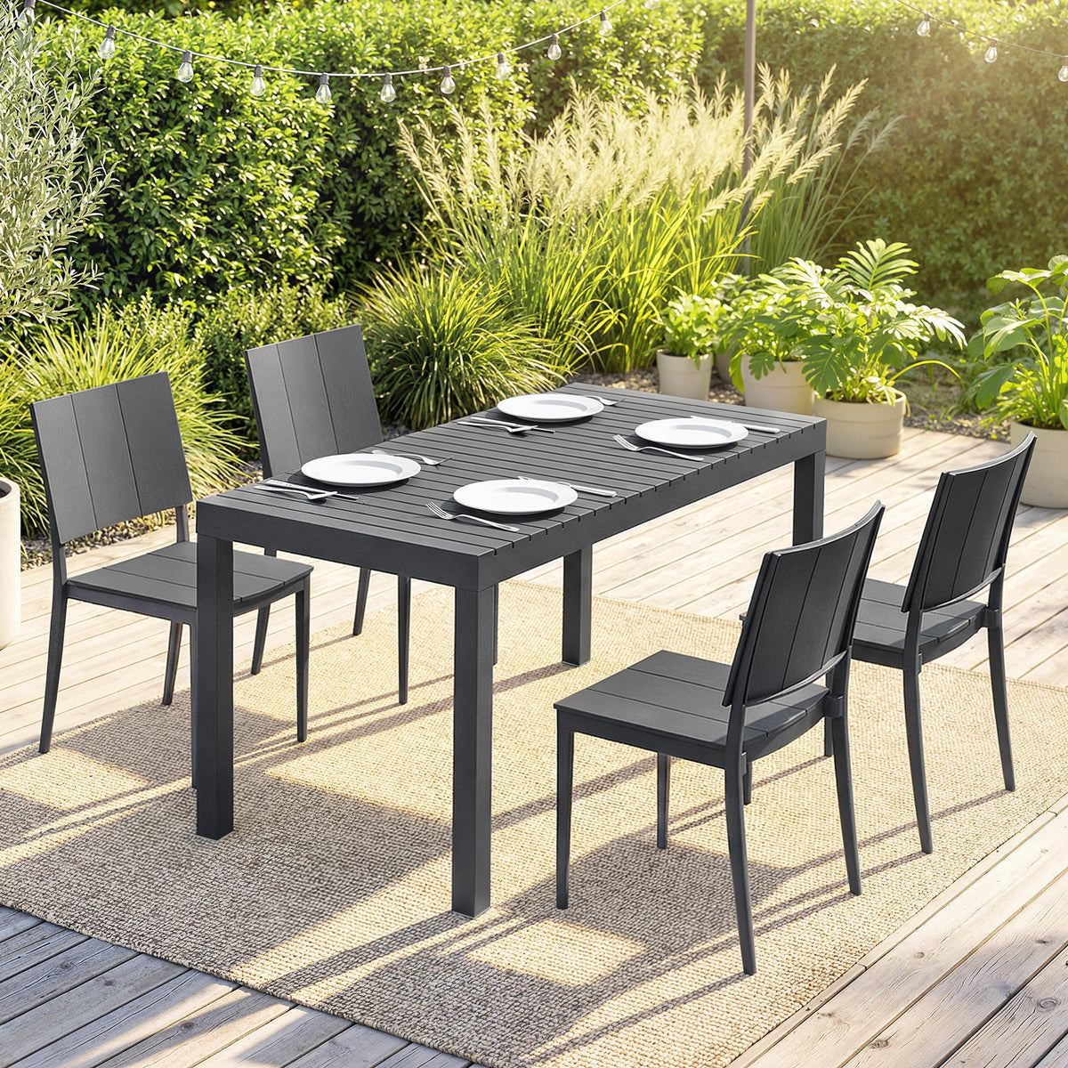 Gartenmöbel-Set mit Tisch und vier Stühlen