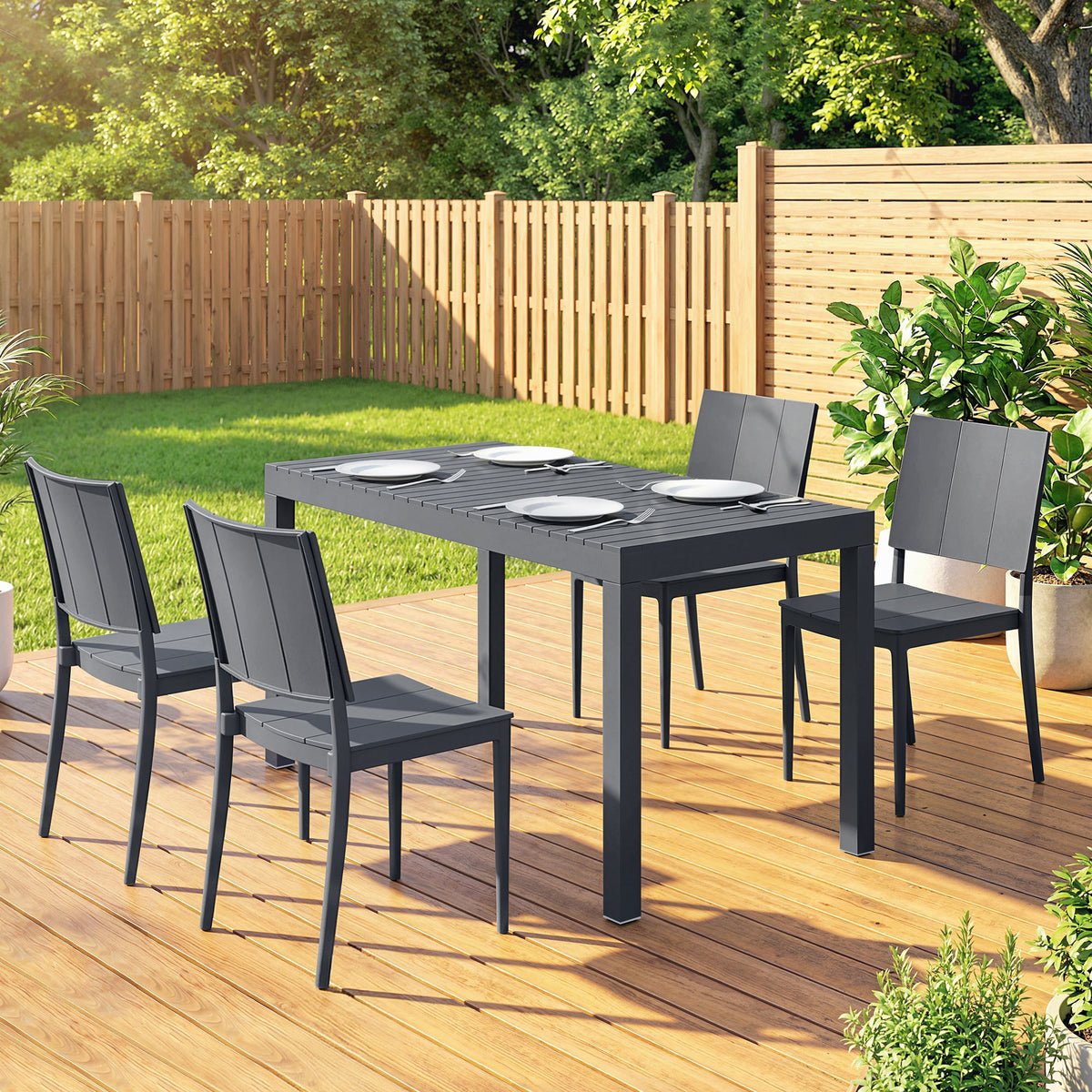 Gartenmöbel-Set mit Tisch und vier Stühlen