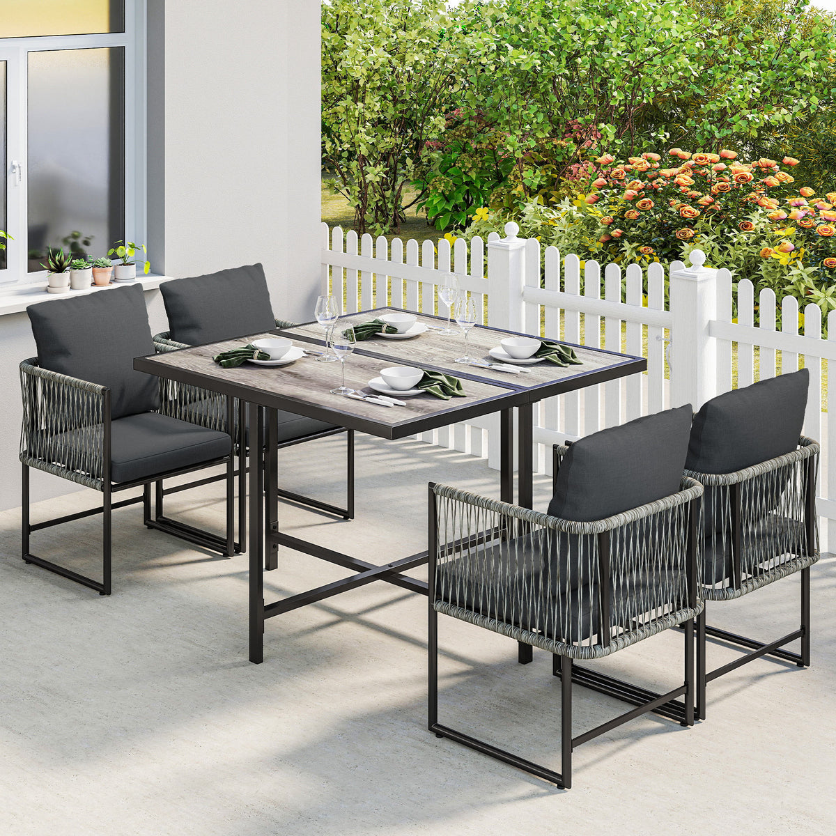 Gartenmöbel-Set mit Tisch und vier Stühlen