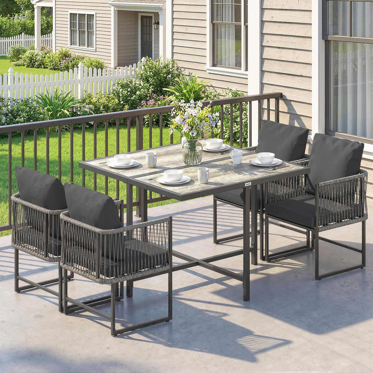 Gartenmöbel-Set mit Tisch und vier Stühlen
