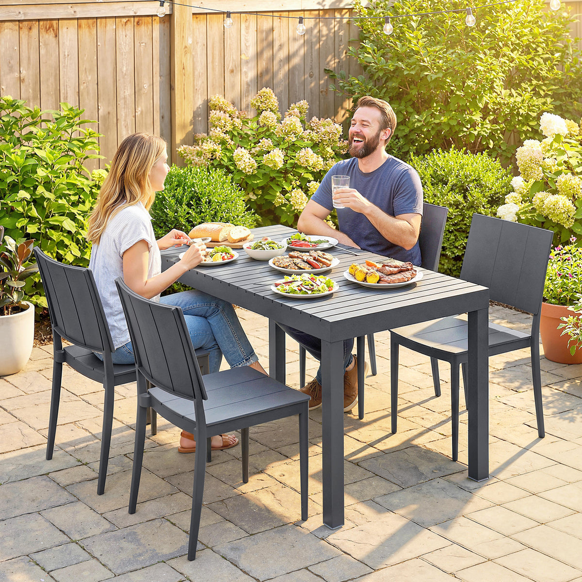 Gartenmöbel-Set mit Tisch und vier Stühlen