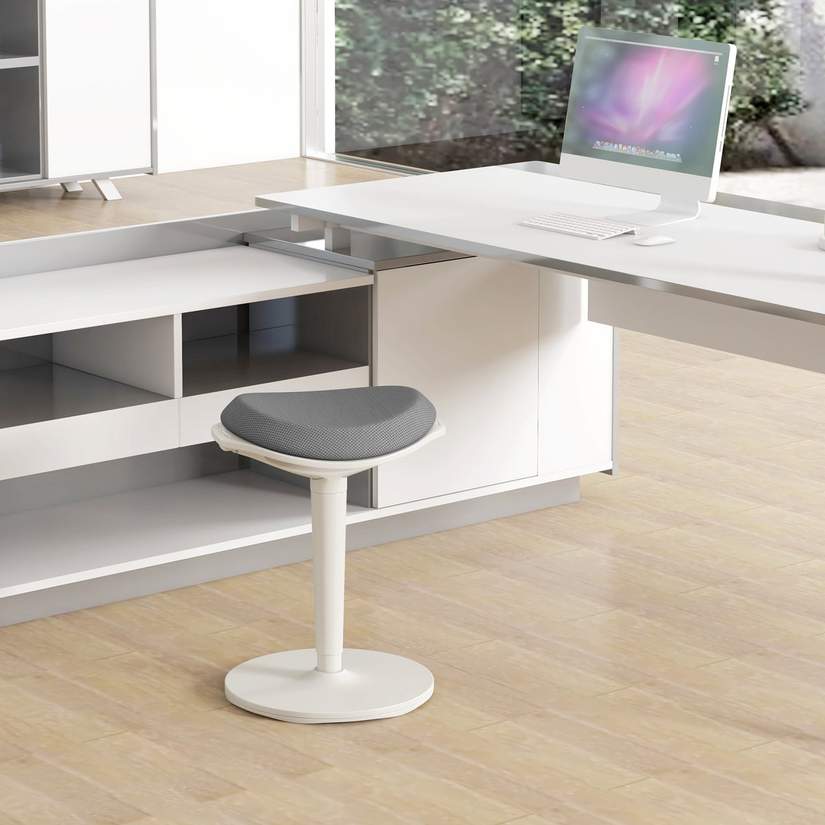 Höhenverstellbarer Pendelhocker mit Mesh-Sitz