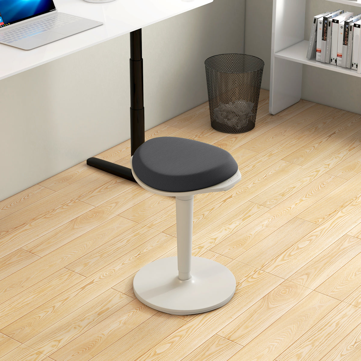 Höhenverstellbarer Pendelhocker mit Mesh-Sitz