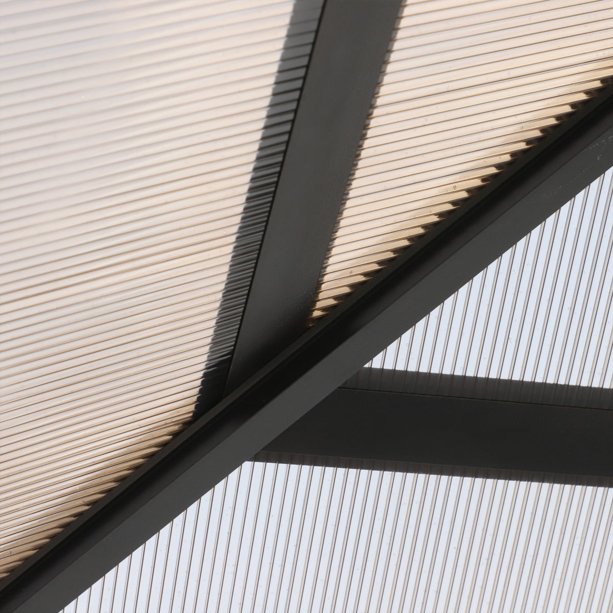 Gartenpavillon mit Polycarbonatdach und Vorhängen